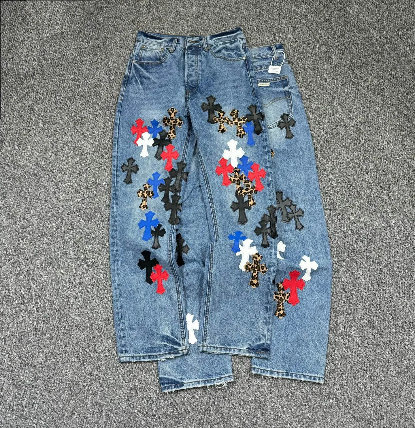 P280 Style No.: H882 Chrome Heart & Chrome Heart Blue Pants Colored Leather Heavy Duty Jeans ChromeHearts#Design Jeans Invincible Texture Ceiling-Level Jeans Hard to Find at the Counter‼ ️ Cross patchwork leather jeans, top-notch heavy-duty washing process, calfskin laser-cut cross, distressed silver hardware, straight version to make the upper body slimmer, that lesbian style Color: blue Size: 28-30-32-34-36
